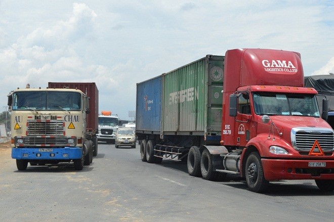 Xe tải vỡ thùng, hàng trăm thùng hóa chất đổ tràn quốc lộ - ảnh 2